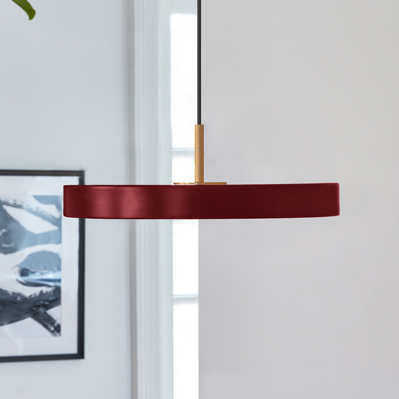UMAGE LED-hänglampa Asteria Mini, rubinröd/mässing, Ø 31 cm